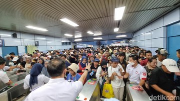 Penumpang KRL dari Monas Menumpuk di Stasiun Juanda, Buka Tutup Diterapkan