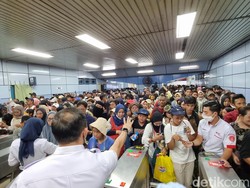 Penumpang KRL dari Monas Menumpuk di Stasiun Juanda, Buka Tutup Diterapkan