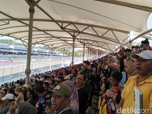 Kala Indonesia Raya Berkumandang Jelang Balapan MotoGP Mandalika Kala Indonesia Raya Berkumandang Jelang Balapan MotoGP Mandalika