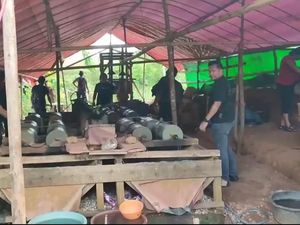 Polisi Gerebek Tambang Emas Ilegal di Gowa, Cuma Bisa Diakses Jalan Kaki 5 Km Polisi Gerebek Tambang Emas Ilegal di Gowa, Cuma Bisa Diakses Jalan Kaki 5 Km