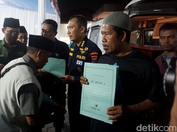 Suasana Haru Serah Terima 3 Jenazah Korban Ambruk Bangunan Ponpes Sidoarjo