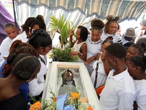 Tangis Haru Warnai Pemakaman Korban Serangan Drone di Haiti