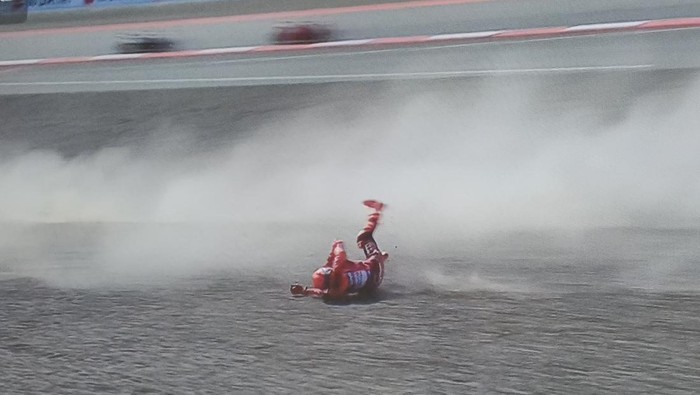 Tangkapan layar saat Marc Marquez terjatuh (Twitter)