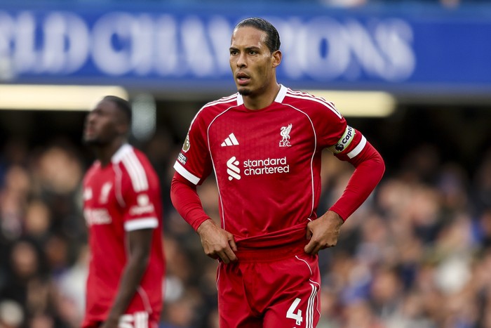 LONDON, ENGLAND - OCTOBER 04: Virgil van Dijk of Liverpool after Moisés Caicedo of Chelsea scores a goal to make it 1-0 during the Premier League match between Chelsea and Liverpool at Stamford Bridge on October 04, 2025 in London, England. (Photo by Robin Jones/Getty Images)