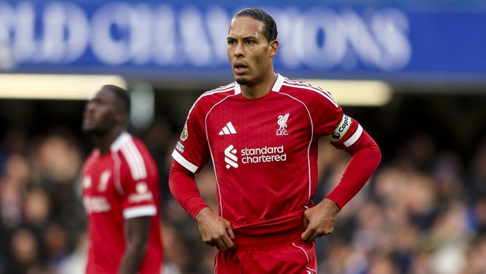 LONDON, ENGLAND - OCTOBER 04: Virgil van Dijk of Liverpool after Moisés Caicedo of Chelsea scores a goal to make it 1-0 during the Premier League match between Chelsea and Liverpool at Stamford Bridge on October 04, 2025 in London, England. (Photo by Robin Jones/Getty Images)