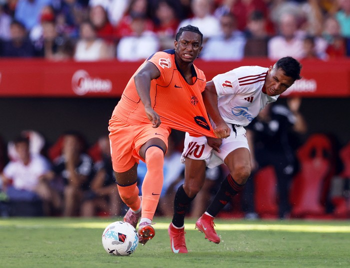 Soccer Football - LaLiga - Sevilla v FC Barcelona - Ramon Sanchez Pizjuan, Seville, Spain - October 5, 2025 FC Barcelonas Alejandro Balde in action with Sevillas Alexis Sanchez REUTERS/Marcelo Del Pozo