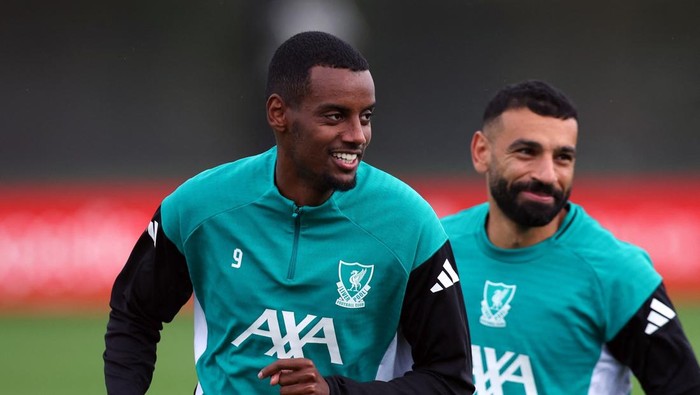 Soccer Football - UEFA Champions League - Liverpool MD-1 Press Conferences & Training - AXA Training Centre, Liverpool, Britain - September 16, 2025 Liverpools Mohamed Salah and Alexander Isak during training Action Images via Reuters/Craig Brough