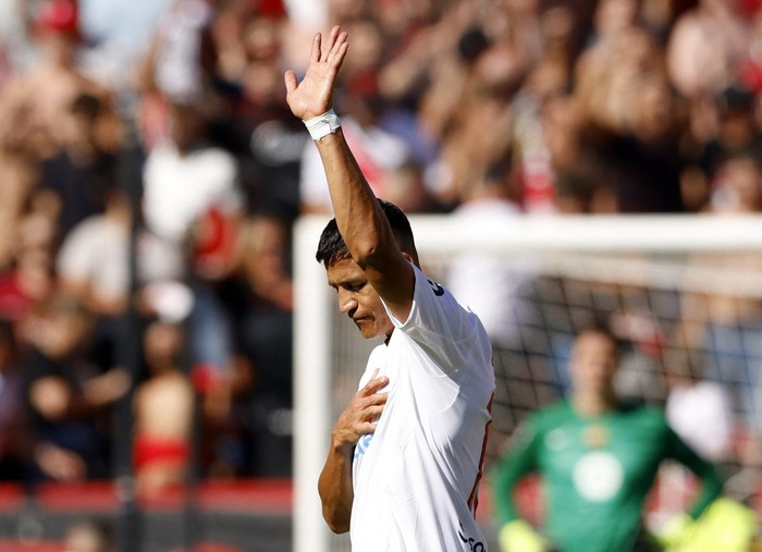 Soccer Football - LaLiga - Sevilla v FC Barcelona - Ramon Sanchez Pizjuan, Seville, Spain - October 5, 2025 Sevillas Alexis Sanchez celebrates scoring their first goal REUTERS/Marcelo Del Pozo