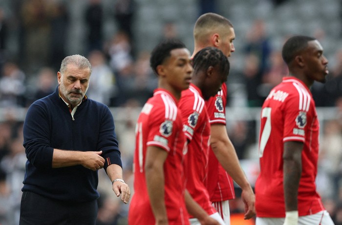 Soccer Football - Premier League - Newcastle United v Nottingham Forest - St James' Park, Newcastle, Britain - October 5, 2025 Nottingham Forest manager Ange Postecoglou looks dejected after the match REUTERS/Scott Heppell EDITORIAL USE ONLY. NO USE WITH UNAUTHORIZED AUDIO, VIDEO, DATA, FIXTURE LISTS, CLUB/LEAGUE LOGOS OR 'LIVE' SERVICES. ONLINE IN-MATCH USE LIMITED TO 120 IMAGES, NO VIDEO EMULATION. NO USE IN BETTING, GAMES OR SINGLE CLUB/LEAGUE/PLAYER PUBLICATIONS. PLEASE CONTACT YOUR ACCOUNT REPRESENTATIVE FOR FURTHER DETAILS.. TPX IMAGES OF THE DAY