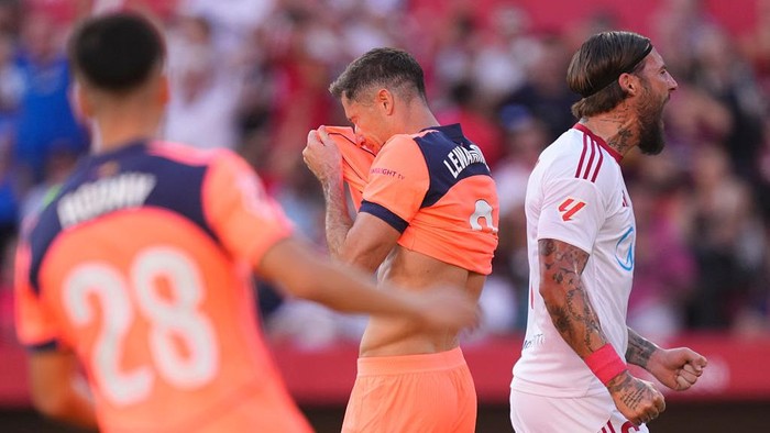 barcelona sevilla vs barcelona robert lewandowski laliga liga spanyol barcelona Robert Lewandowski centre-forward of Barcelona and Poland after failed a kick off penalty during the LaLiga EA Sports match between Sevilla FC and FC Barcelona at Estadio Ramon Sanchez Pizjuan on October 5, 2025 in Seville, Spain. (Photo by Jose Breton/Pics Action/NurPhoto via Getty Images)