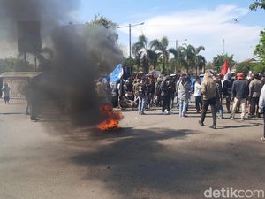 Massa Tuntut Pembakar Rumah Pentolan Masyarakat Pati Bersatu Ditangkap Massa Tuntut Pembakar Rumah Pentolan Masyarakat Pati Bersatu Ditangkap