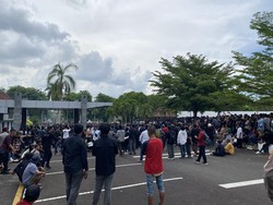 Aksi Unjuk Rasa di Kantor PT Timah Memanas, Massa Lempari Kaca Kantor