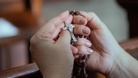 Susunan Doa Rosario Sabtu 17 Oktober 2026 Lengkap Tanda Salib hingga Penutup
