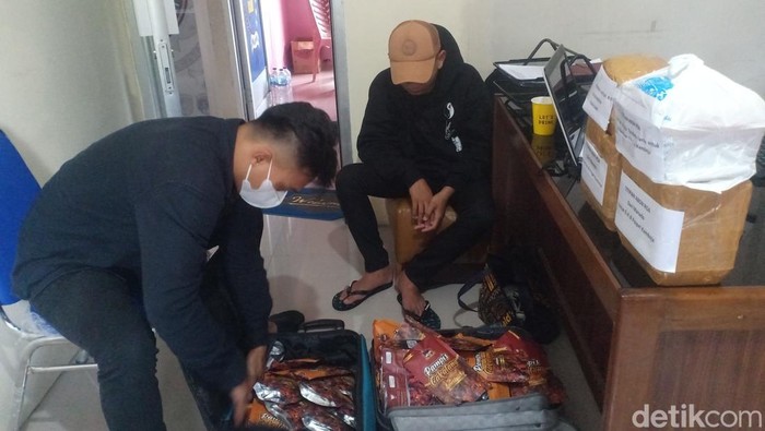 Dua orang yang dicegat keberangkatannya ke Kamboja di Bandara Sam Ratulangi.