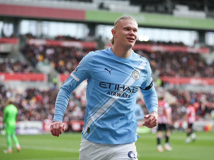 BRENTFORD, ENGLAND - OCTOBER 5: Manchester City's Erling Haaland celebrates scoring his side's first goal during the Premier League match between Brentford and Manchester City at Gtech Community Stadium on October 5, 2025 in Brentford, England. (Photo by Rob Newell - CameraSport via Getty Images)