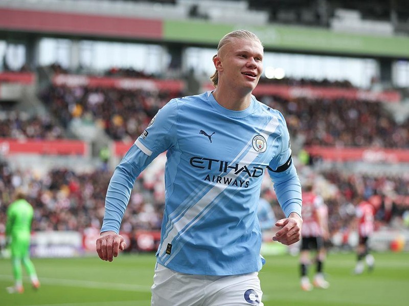 BRENTFORD, ENGLAND - OCTOBER 5: Manchester City's Erling Haaland celebrates scoring his side's first goal during the Premier League match between Brentford and Manchester City at Gtech Community Stadium on October 5, 2025 in Brentford, England. (Photo by Rob Newell - CameraSport via Getty Images)