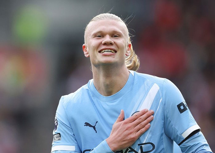 BRENTFORD, ENGLAND - OCTOBER 5: Manchester City's Erling Haaland celebrates scoring his side's first goal during the Premier League match between Brentford and Manchester City at Gtech Community Stadium on October 5, 2025 in Brentford, England. (Photo by Rob Newell - CameraSport via Getty Images)