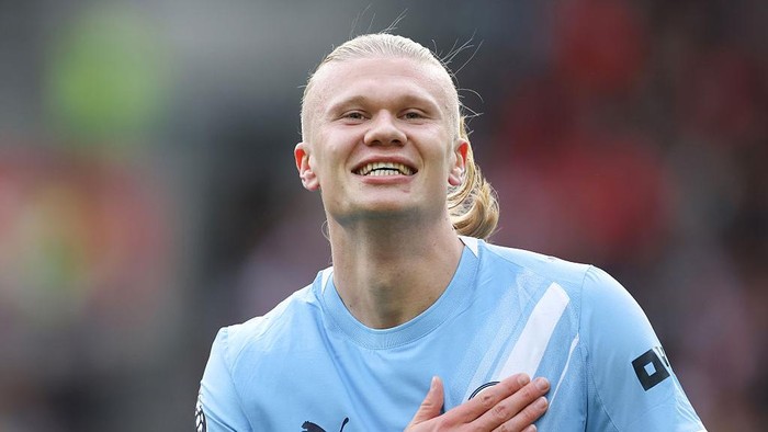 BRENTFORD, ENGLAND - OCTOBER 5: Manchester Citys Erling Haaland celebrates scoring his sides first goal during the Premier League match between Brentford and Manchester City at Gtech Community Stadium on October 5, 2025 in Brentford, England. (Photo by Rob Newell - CameraSport via Getty Images)