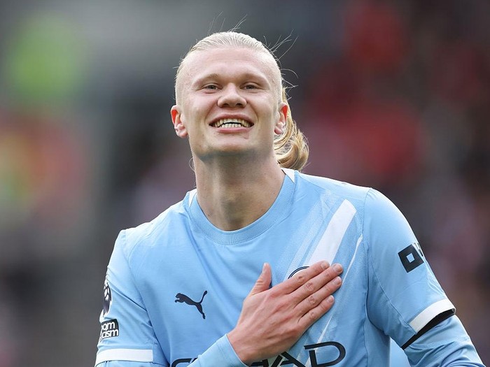 BRENTFORD, ENGLAND - OCTOBER 5: Manchester City's Erling Haaland celebrates scoring his side's first goal during the Premier League match between Brentford and Manchester City at Gtech Community Stadium on October 5, 2025 in Brentford, England. (Photo by Rob Newell - CameraSport via Getty Images)