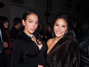 Gaya Georgina Rodriguez & Lauren Sanchez di Show Balenciaga, Adu Cincin Mewah Gaya Georgina Rodriguez & Lauren Sanchez di Show Balenciaga, Adu Cincin Mewah
