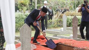 Gibran Pimpin Upacara Pemakaman Istri Wapres ke-4 di TMP Kalibata
