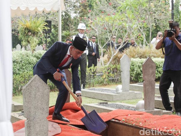 Gibran Pimpin Upacara Pemakaman Istri Wapres ke-4 di TMP Kalibata