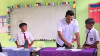Viral Guru SD Kediri Ajar Siswa Menyetrika di Kelas Bikin Netizen Kagum
