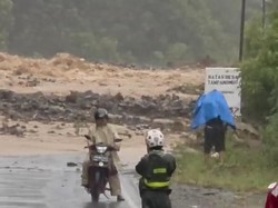 Longsor Tutup Jalan Trans Ampana-Poso Sulteng, Lalu Lintas Lumpuh