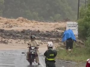 Longsor Tutup Jalan Trans Ampana-Poso Sulteng, Lalu Lintas Lumpuh Longsor Tutup Jalan Trans Ampana-Poso Sulteng, Lalu Lintas Lumpuh