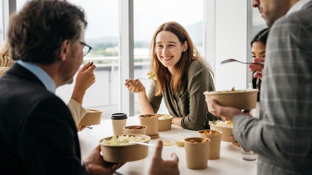 Nggak Ikut Makan Siang Bareng Tim, Karyawan Ini Ditegur HRD.