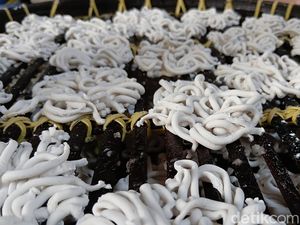 Penjual Kerupuk Sarden di Palembang Berpacu dengan Musim, Andalkan Matahari Penjual Kerupuk Sarden di Palembang Berpacu dengan Musim, Andalkan Matahari