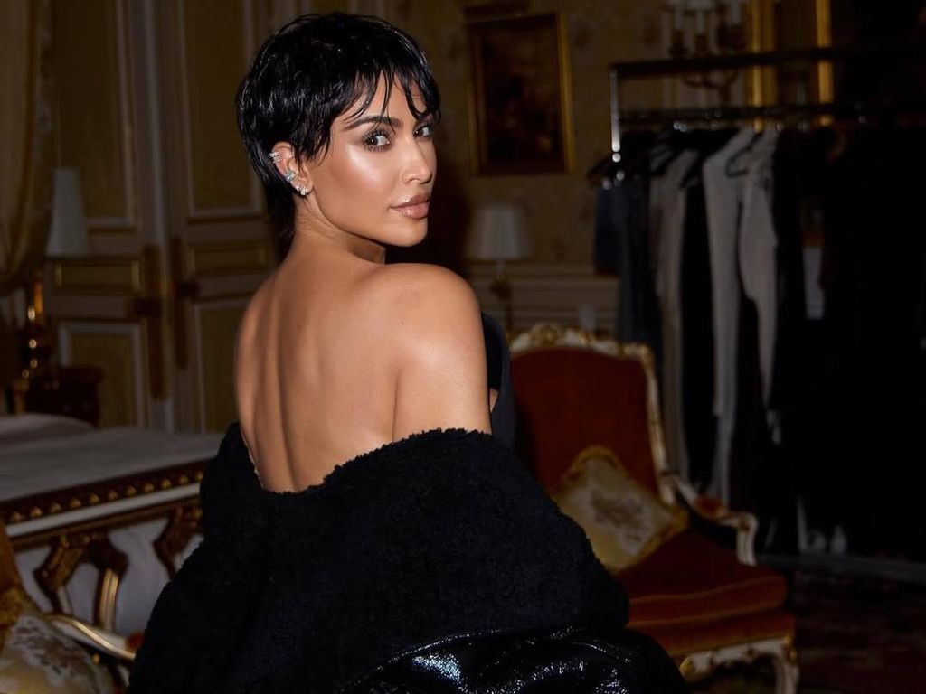 Foto: Rambut Baru Kim Kardashian Bikin Heboh, Disebut Mirip Istri Kanye West! Foto: Rambut Baru Kim Kardashian Bikin Heboh, Disebut Mirip Istri Kanye West!