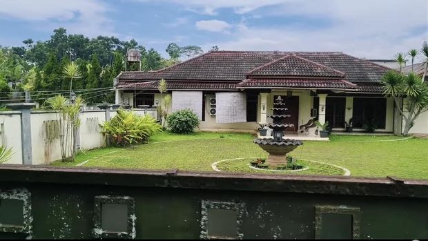 Kini Terbengkalai, Begini Penampakan Rumah dan Masjid Megah Ratu Dangdut Itje Trisnawati