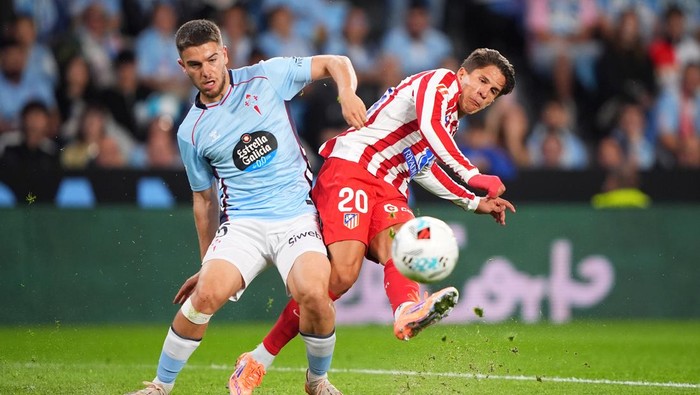 VIGO, SPAIN - OCTOBER 05: Giuliano Simeone of Atletico de Madrid is challenged by Sergio Carreira of Celta Vigo during the LaLiga EA Sports match between RC Celta de Vigo and Atletico de Madrid at Estadio Abanca-Balaidos on October 05, 2025 in Vigo, Spain. (Photo by Jose Manuel Alvarez Rey/Getty Images)
