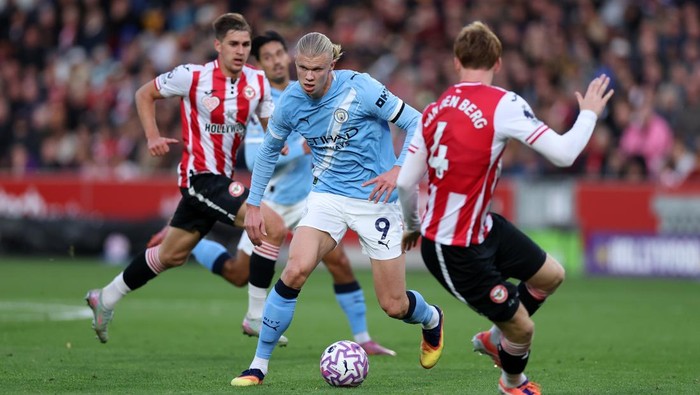 BRENTFORD, ENGLAND - OCTOBER 05: Erling Haaland of Manchester City runs with the ball whilst under pressure from Sepp van den Berg of Brentford during the Premier League match between Brentford and Manchester City at Gtech Community Stadium on October 05, 2025 in Brentford, England. (Photo by Ryan Pierse/Getty Images)