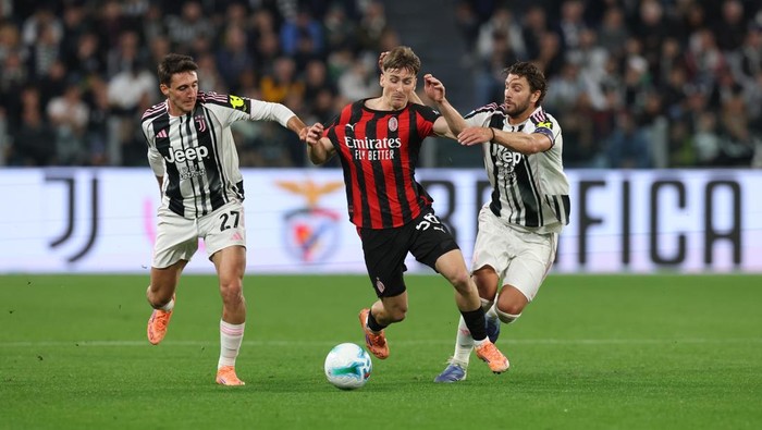 TURIN, ITALY - OCTOBER 05:  Alexis Saelemaekers of AC Milan competes for the ball with Manuel Locatelli and Andrea Cambiaso of Juventus FC during the Serie A match between Juventus FC and AC Milan at Allianz Stadium on October 05, 2025 in Turin, Italy. (Photo by Claudio Villa/AC Milan via Getty Images)