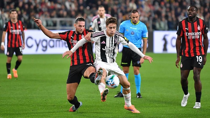 TURIN, ITALY - OCTOBER 05:  Kenan Yildiz of Juventus FC competes with Adrien Rabiot of AC Milan during the Serie A match between Juventus FC and AC Milan at Allianz Stadium on October 5, 2025 in Turin, Italy.  (Photo by Valerio Pennicino/Getty Images)