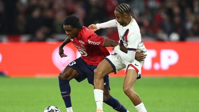 Soccer Football - Ligue 1 - Lille v Paris St Germain - Decathlon Arena Stade Pierre-Mauroy, Villeneuve-dAscq, France - October 5, 2025 Lilles Nathan Ngoy in action with Paris St Germains Bradley Barcola REUTERS/Gonzalo Fuentes