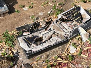 Puluhan Makam di Situbondo Diduga Dirusak Orang Tak Dikenal Puluhan Makam di Situbondo Diduga Dirusak Orang Tak Dikenal