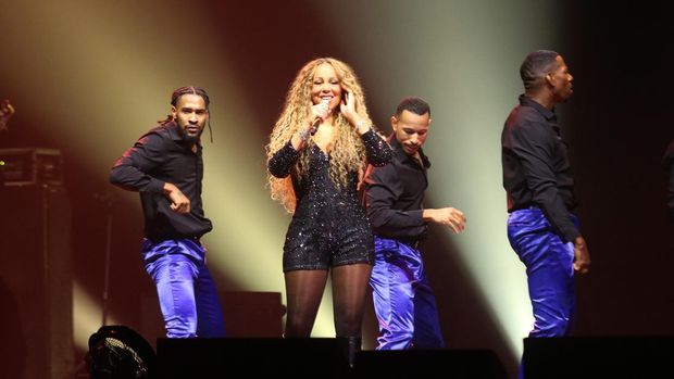 Mariah Carey saat tampil di Sentul International Convention Center dalam rangka konser The Celebration of Mimi, Sabtu (4/10).