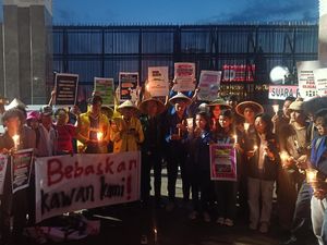 Massa Nyalakan Lilin, Aksi Piknik di Depan Gedung DPR Selesai Massa Nyalakan Lilin, Aksi Piknik di Depan Gedung DPR Selesai