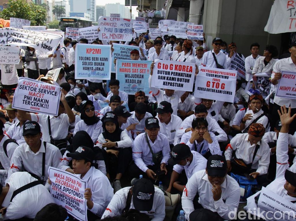 Nasib Terkatung-katung, Calon PMI ke Korsel Demo Kementerian Nasib Terkatung-katung, Calon PMI ke Korsel Demo Kementerian