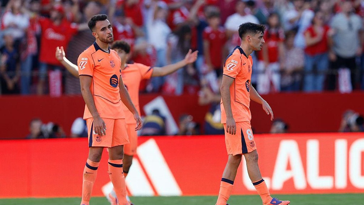Pedri (kanan) kecewa dengan kekalahan yang ditelan Barcelona dari Sevilla. Foto: Getty Images/Soccrates Images