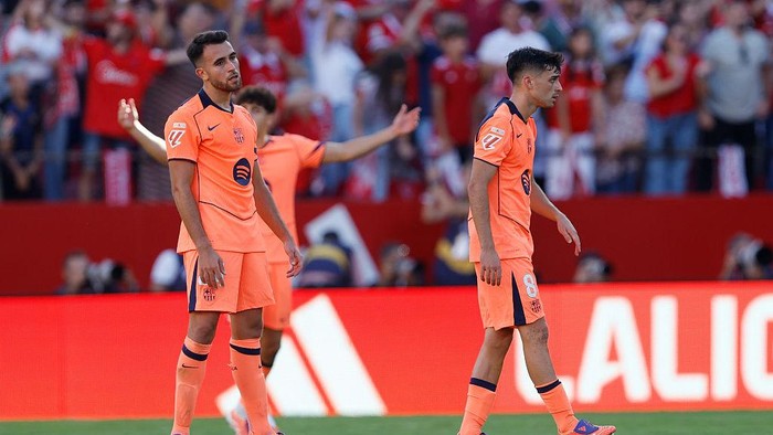 SEVILLA, SPAIN - OCTOBER 5: Eric Garcia of FC Barcelona , Pedri of FC Barcelona disappointed after the 3-1 during the LaLiga EA Sports  match between Sevilla v FC Barcelona at the Estadio Ramon Sanchez Pizjuan on October 5, 2025 in Sevilla Spain (Photo by Eric Verhoeven/Soccrates/Getty Images)