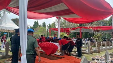 Tangis dan Penghormatan: Istri Wapres Ke-4 RI Dimakamkan dengan Tembakan Salvo di TMP Kalibata 