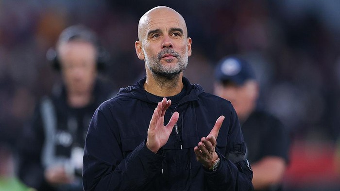 BRENTFORD, ENGLAND - OCTOBER 05: Josep Pep Guardiola, head coach of Manchester City, applauds the travelling supporters during the Premier League match between Brentford and Manchester City at Gtech Community Stadium on October 05, 2025 in Brentford, England. (Photo by James Gill - Danehouse/Getty Images)