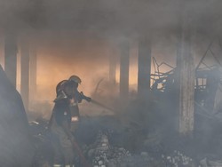 Petaka Api di Pagi Buta Lahap Pasar Kota Gaplek Petaka Api di Pagi Buta Lahap Pasar Kota Gaplek