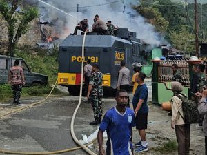 Polri Kerahkan Water Cannon Bantu Padamkan Kebakaran di Kodam Lama Jayapura Polri Kerahkan Water Cannon Bantu Padamkan Kebakaran di Kodam Lama Jayapura