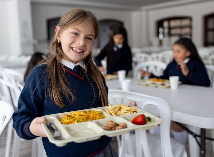 Program makan gratis di sekolah.