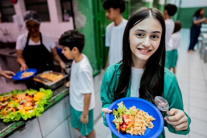 Program makan gratis di sekolah.